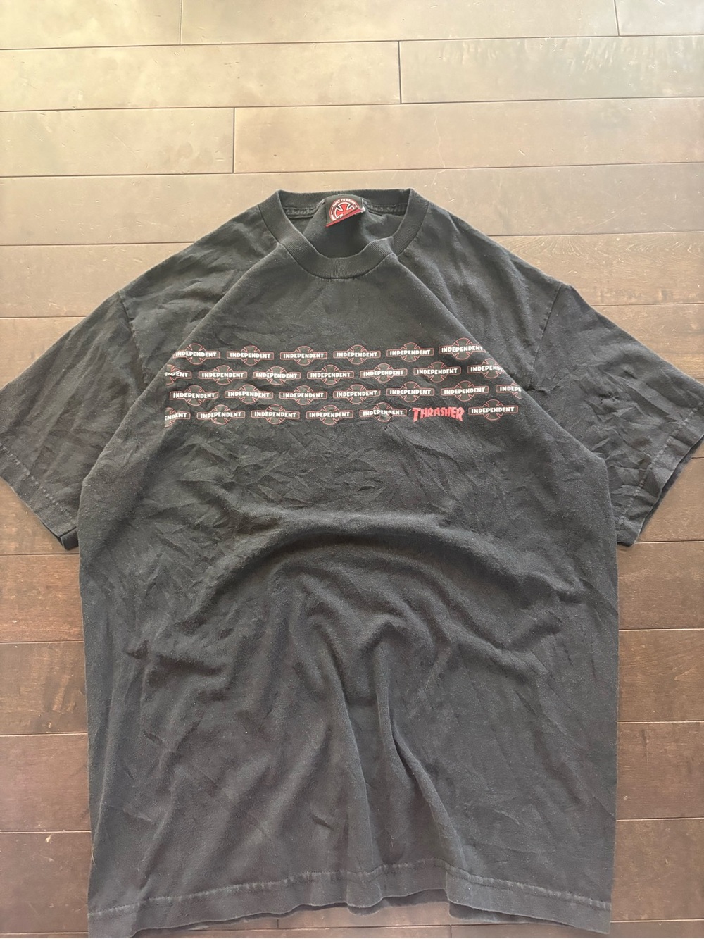 Vintage 2000s independent/ thrasher skate tee
